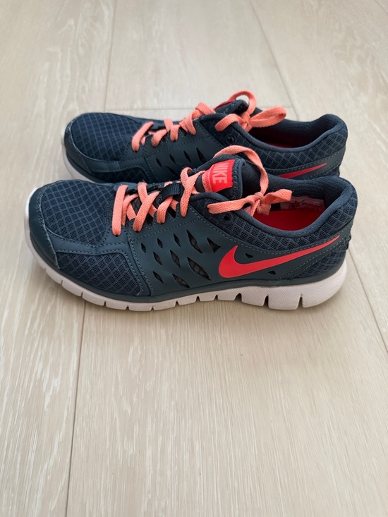 Nike Dark Blue and Coral Sneakers - Picture 4 of 10